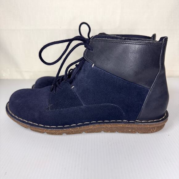 CLARKS Lace Up Boot Women's 9 Tamitha Key Navy Suede Leather Ankle Bootie Casual - Picture 2 of 9